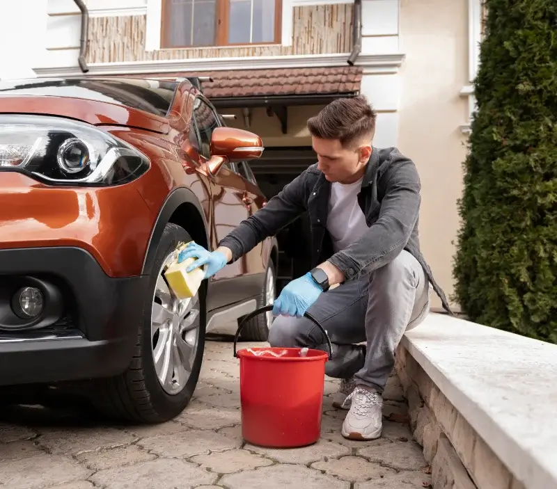 Lavage auto à domicile Le Bosc du Theil : professionnel intervenant sur un véhicule